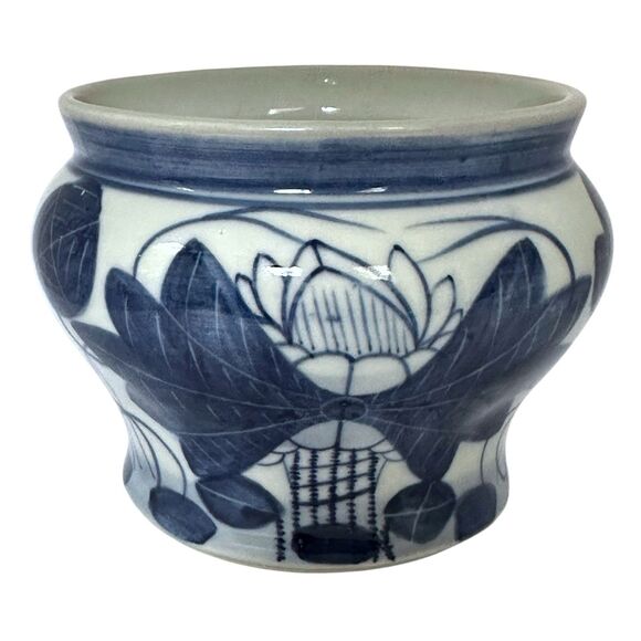 Vintage Hand-Painted Ceramic Chinoiserie Blue & White Lotus Bowl / Potpourri Pot - Picture 5 of 14